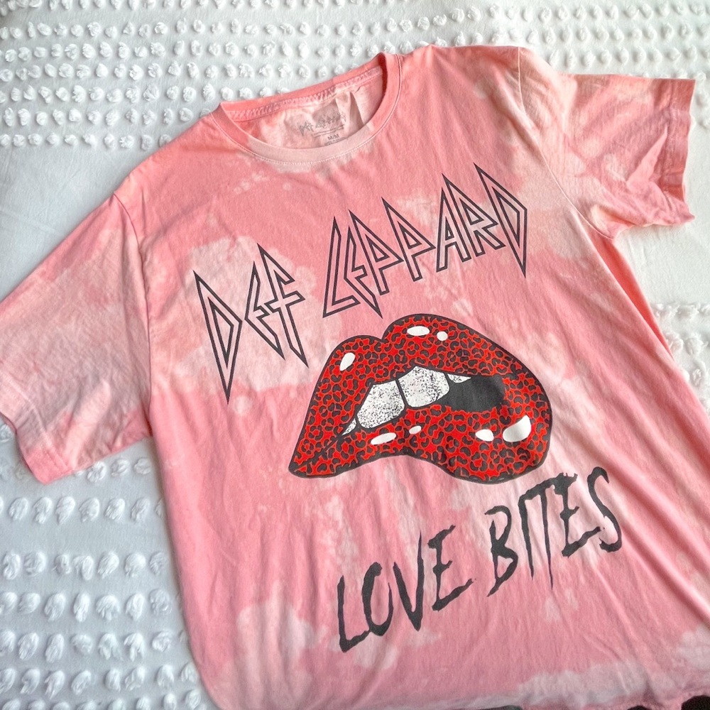 Def Leppard Graphic Band Tee • Size M